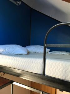 Łóżko piętrowe w pokoju z niebieską ścianą w obiekcie Princesse Galetas w mieście Saint-Étienne-de-Tinée