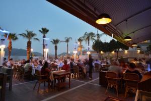 Un restaurant sau alt loc unde se poate mânca la Maris Beach Hotel