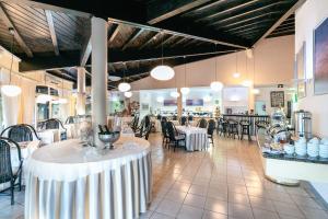 a restaurant with tables and chairs in a room at Hotel LIVVO Risco del Gato Suites in Costa Calma