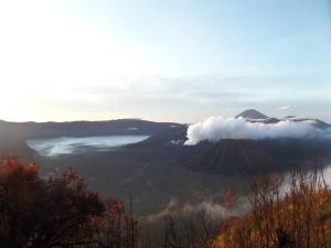 une vue sur une montagne avec un nuage au-dessus de celle-ci dans l'établissement Rumah Singgah BRM, à Bromo