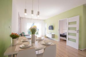 Televízia a/alebo spoločenská miestnosť v ubytovaní Apartamenty Na Szczycie z balkonem - Dream Apart