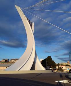 una gran escultura blanca al lado de una calle en Claudio appartamento Pescara, en Pescara