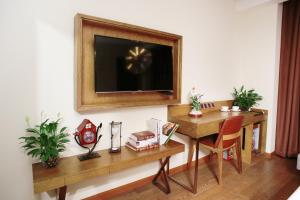 Sjónvarps- og/eða afþreyingartæki á James Joyce Hotel Xi'an Datang Furong Garden