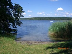 CanowにあるCanowの水上ボートで湖の景色を望めます。 +4枚の写真