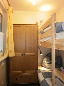 1 Schlafzimmer mit 2 Etagenbetten und einem Schrank in der Unterkunft Canow in Canow