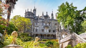 uma mansão antiga com um jardim em frente em Villa Lunae - Sintra Flats em Sintra