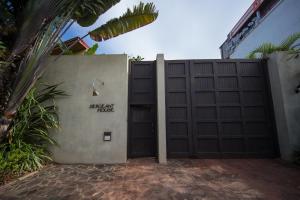 uma porta de garagem com as palavras começar nova casa sobre ele em Sergeant House Boutique Villa & Private Beach em Unawatuna