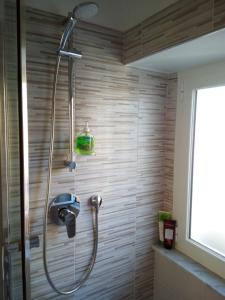 een badkamer met een douche met een douchekop bij Time Is You in Rapallo