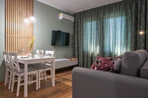 uma sala de estar com uma mesa branca e um sofá em Adel Apartments em Veliko Tŭrnovo