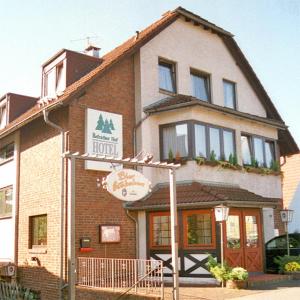 un edificio con una señal de hotel delante de él en Hotel Refrather Hof, en Bergisch Gladbach