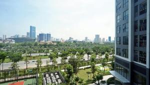 Blick auf die Stadt von einem Gebäude in der Unterkunft Vinhomes Green Bay Apartment - by Bayhomes in Hanoi