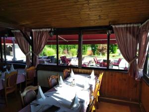 Reštaurácia alebo iné gastronomické zariadenie v ubytovaní Pansion Ribnjak