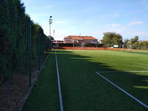 Tenis alebo squash v ubytovaní Pansion Ribnjak alebo jeho okolí