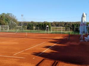 Tenis alebo squash v ubytovaní Pansion Ribnjak alebo jeho okolí