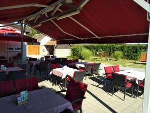 Reštaurácia alebo iné gastronomické zariadenie v ubytovaní Pansion Ribnjak