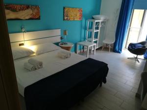 a bedroom with a bed and a blue wall at Piazza Castello in Santo Stefano Quisquina