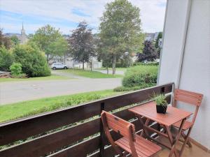 einen Tisch und zwei Stühle auf einem Balkon mit einem Tisch in der Unterkunft Ferienwohnung Lieblingsort im Zentrum Winterbergs in Winterberg