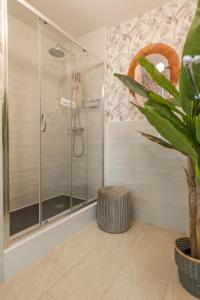 マドリードにあるPalacio Real Iのバスルーム(シャワー、植物付)