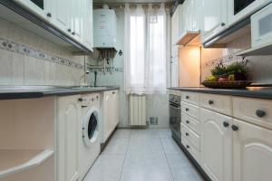 マドリードにあるPalacio Real Iの白いキャビネットと食器洗い機付きのキッチンが備わります。