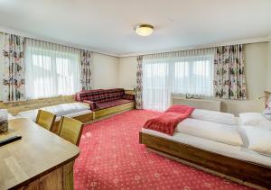 Łóżko lub łóżka w pokoju w obiekcie Mountainlovers Berghotel SeidlAlm