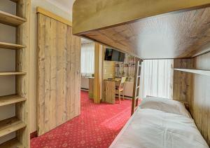 Łóżko lub łóżka w pokoju w obiekcie Mountainlovers Berghotel SeidlAlm
