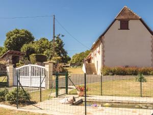 un viejo edificio con una valla delante en Beautiful holiday home near lake and forest en Payzac