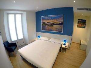La Casa sul Lago Lecco tesisinde bir odada yatak veya yataklar