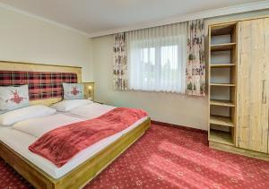 Łóżko lub łóżka w pokoju w obiekcie Mountainlovers Berghotel SeidlAlm