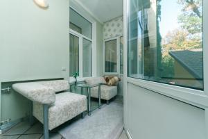 Ein Sitzbereich in der Unterkunft Stylish two-level flat 2 min from Khreschatyk