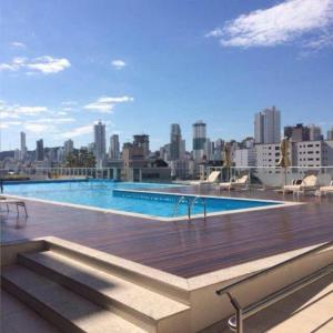 una piscina en la azotea de un edificio en moradia garden village, en Balneário Camboriú