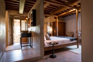 una camera con un letto di Borgo Castello Panicaglia a Nocera Umbra