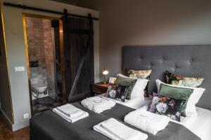 Ліжко або ліжка в номері Frost and Fire Hotel