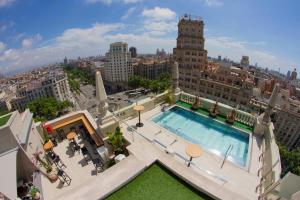 une vue aérienne sur une piscine sur le toit d'un bâtiment dans l'établissement El Avenida Palace, à Barcelone