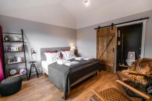 Ліжко або ліжка в номері Frost and Fire Hotel