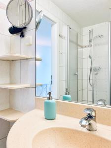 W łazience znajduje się umywalka i lustro. w obiekcie Alpenblick w mieście Sankt Englmar