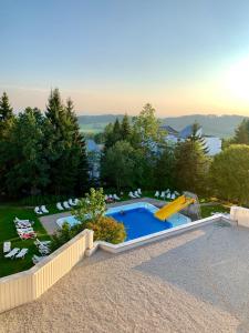 View ng pool sa Alpenblick o sa malapit