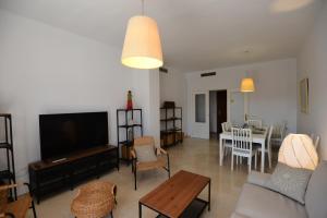 un soggiorno con televisione e una sala da pranzo di PLAZA ALFONSO SÁNCHEZ FERRAJÓN a Jerez de la Frontera