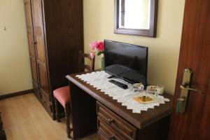 a desk with a television on top of it at Quinta De Gestacos in Geres