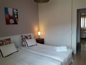 Postel nebo postele na pokoji v ubytování Peaceful Top Floor Apt W Balconies - Cambridge RIGHT - AC