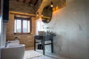 Koupelna v ubytování Borgo Castello Panicaglia