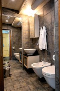 uma casa de banho com 2 lavatórios e 2 WC em City HotelApartment em Karlshamn