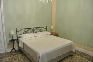 Postel nebo postele na pokoji v ubytování Palazzo Zecchino B&B