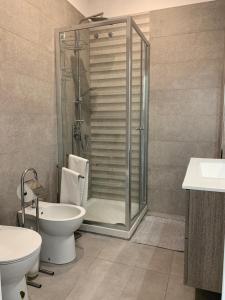 ナポリにあるMyBのバスルーム(シャワー、トイレ、シンク付)