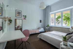1 dormitorio con 2 camas, mesa y sillas en Cozy Old Town Apartments, en Cracovia