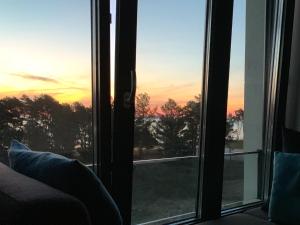 ein offenes Fenster mit Blick auf den Sonnenuntergang in der Unterkunft Inselloft-Rügen in Binz