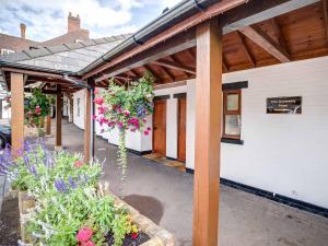 eine Pergola mit Blumen und Pflanzen vor einem Gebäude in der Unterkunft The Speech House in Coleford + 51 Fotos