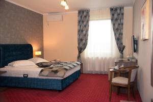 een hotelkamer met een bed en een raam bij Hotel Stefani in Sibiu