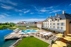 Kolam renang di atau dekat dengan Staycity Aparthotels near Disneyland Paris