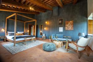 Postel nebo postele na pokoji v ubytování Borgo Castello Panicaglia + 37 fotografií