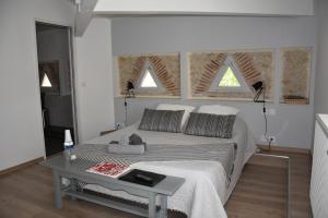 Tempat tidur dalam kamar di Domaine de calbiac